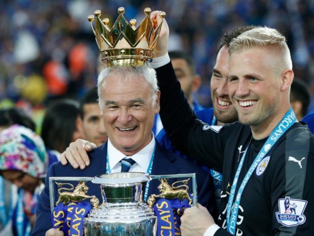 Leicester City's manager Claudio Ranieri (L) poses with defender Christian Fuchs (C) and g