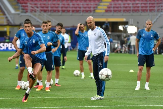 Real Madrid's coach Zinedine Zidane (C) looks on as Real Madrid's forward Cristiano Ronald