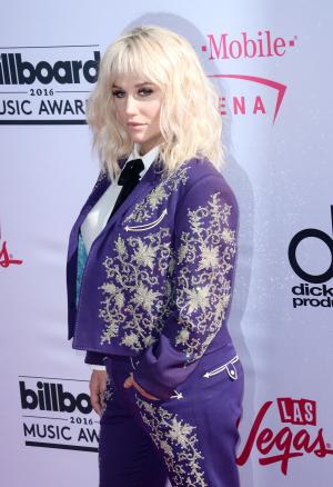 Kesha cover's Bob Dylan's 'It Ain't Me' at Billboard Music Awards, receives standing ovati