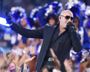 Pitbull, Enrique Iglesias pose with models in 'Messin' Around' video