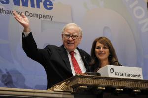 Warren Buffett said to be part of group seeking to buy Yahoo!