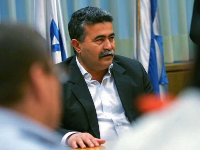 Outgoing Israeli Defense Minister Amir Peretz (C) attends a briefing on the current securi