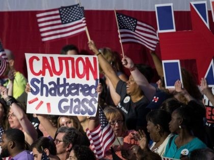 Supporters cheer before the arrival of Democratic presidential candidate Hillary Clinton d