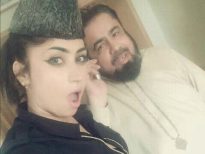 Pakistan: Mufti Demoted for Taking Selfie with Social Media Celebrity
