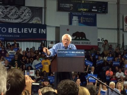 Bernie Sanders in Santa Cruz (Adelle Nazarian / Breitbart News)