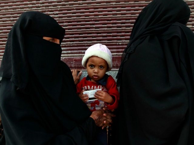 Yemeni women and children from the Al-Akhdam community, meaning 'servant' in Ara