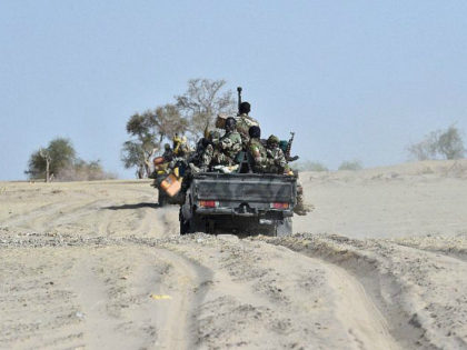 Niger, Bosso : A file picture taken on May 25, 2015 shows Nigerien soldiers patroling near Bosso, Niger. The first of an expected 2,000 troops from regional military powerhouse Chad began arriving in neighbouring Niger on June 8, 2016, where Boko Haram insurgents inflicted heavy losses in the town of …