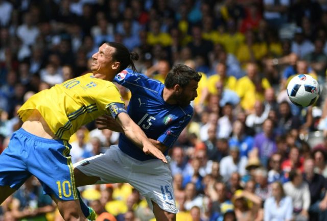 Sweden's Zlatan Ibrahimovic (L) vies with Italy's defender Andrea Barzagli in their Euro 2