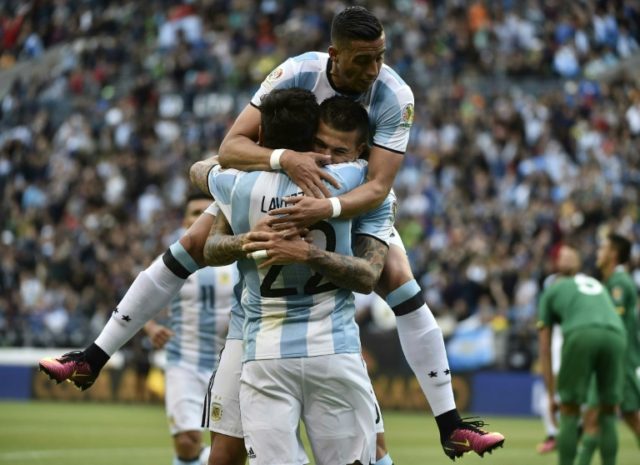 Argentina's Ezequiel Lavezzi (R) celebrates with teammates Victor Cuesta and Ramiro Funes