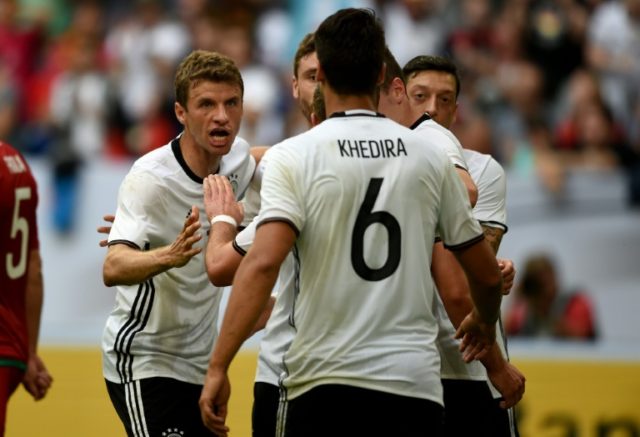 Germany's Thomas Mueller (L) celebrates with teammates after Mario Goetze scored a goal du