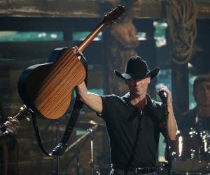 Kenny Chesney apologizes after mistakenly announcing cop was dead