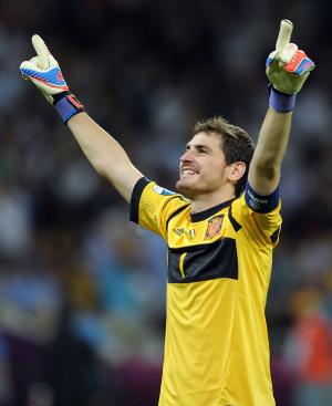 Iker Casillas: Spain's goalie won't retire until Italian keeper does