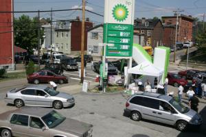 U.S. retail gas prices holding steady to lower, AAA finds