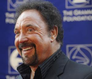Tom Jones eulogizes wife at concert in first appearance since her death