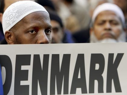 New York, UNITED STATES: Several hundred Muslims from the New York City area hold a protest in front on the Danish Consulate 17 February 2006 against the publication of cartoons depicting Islamic Prophet Muhammad that appeared in newspapers in Denmark. US Secretary of State Condoleezza Rice expressed concern earlier this …