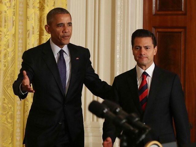 President Barak Obama (L) and Mexican President Enrique Pena Nieto arrive to speak to the