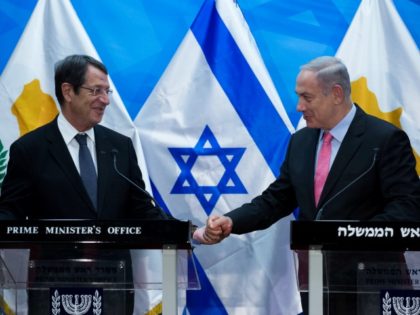 Cyprus' President Nicos Anastasiades (L) shakes hands with Israeli Prime Minister Benjamin Netanyahu during a press conference at the latter's Jerusalem office, on July 24, 2016. / AFP / EPA/POOL AND POOL / JIM HOLLANDER (Photo credit should read JIM HOLLANDER/AFP/Getty Images)