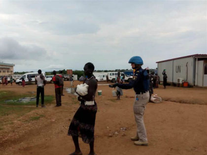 CHINA, Juba : (160712) -- JUBA, July 12, 2016 (Xinhua) -- A UN peacekeeper helps South Sudan civilians settle down at UN house in Juba, South Sudan, July 12, 2016. Tense calm returned to South Sudan's capital after the two leaders called on ceasefire and ordered all commanders to lay …