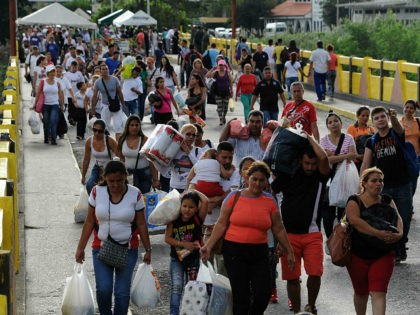Venezuela, San Antonio del Táchira : Venezuelans carrying groceries cross the Simon Boliv
