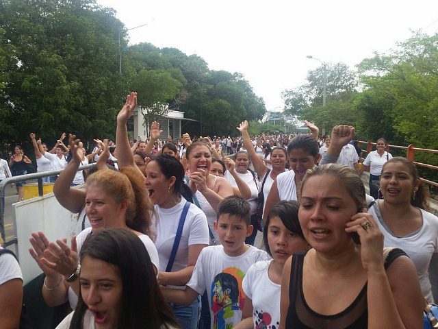 Venezuela: 700 Starved Women March Across Colombian Border Demanding Food