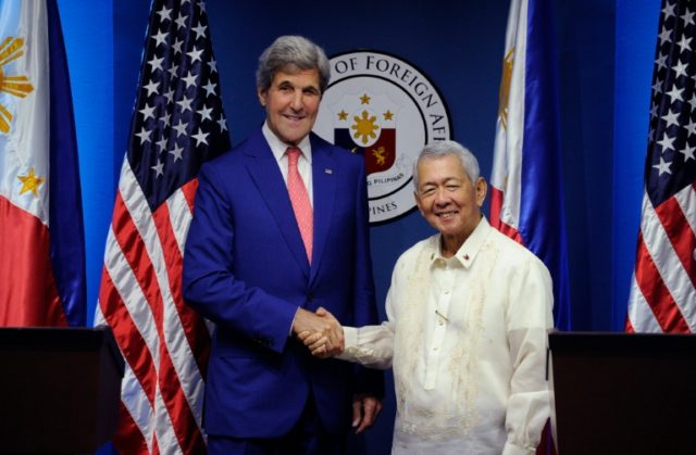 US Secretary of State John Kerry (L) shakes hands with Philippine Foreign Secretary Perfec