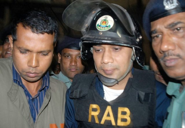 Bangladeshi policemen escort Tarique Rahman (C) to court in Dhaka in March 2007