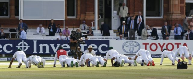 Pakistan's Younis Khan (C) leads the Pakistan team's celebration at Lord's cricket ground