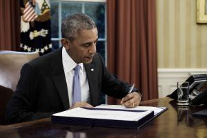 Obama signs bill to speed up Freedom of Information process