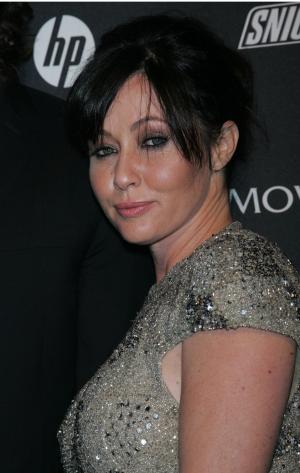 Shannon Doherty fighting cancer, shaves her head