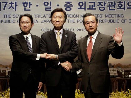 (R-L) Chinese Foreign Minister Wang Yi, South Korean Foreign Minister Yun Byung-se and Japanese Foreign Minister Fumio Kishida meet in Seoul on March 21, 2015 (AFP Photo/Ahn Young-Joon)