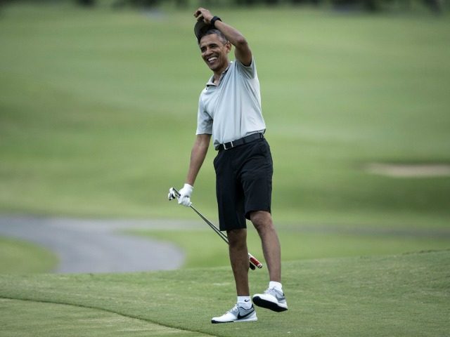 Barack Obama arrives on the 18th hole of the Mid-Pacific Country Club's golf course December 21, 2015 in Kailua, Hawaii. Obama and the First Family are in Hawaii for vacation. / AFP / BRENDAN SMIALOWSKI (Photo credit should read