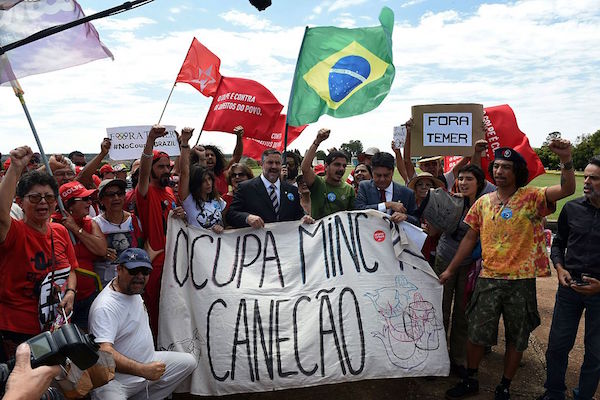 Supporters of Brazilian suspended President Dilma Rousseff demonstrate in front of the Alvorada Palace presidential residency in Brasilia on August 31, 2016, day in which the Senate is to vote on stripping her of the presidency in a traumatic impeachment trial. Rousseff, from the leftist Workers' Party, is accused of taking illegal state loans to patch budget holes in 2014, masking the country's problems as it slid into its deepest recession in decades. / AFP / EVARISTO SA (Photo credit should read EVARISTO SA/AFP/Getty Images)