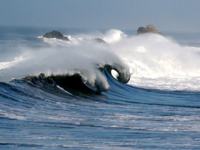 Waves_in_pacifica_1