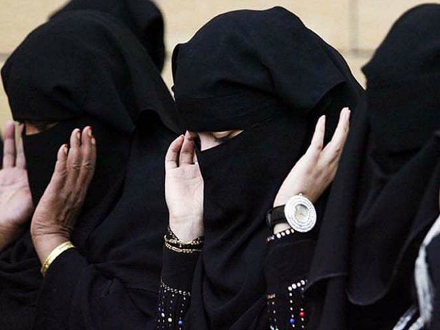 Saudi women praying at Eid al-Adha in Riyadh on November 27, 2009/Stringer