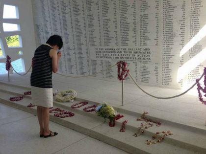 Japanese First Lady Prays, Lays Flowers at Pearl Harbor