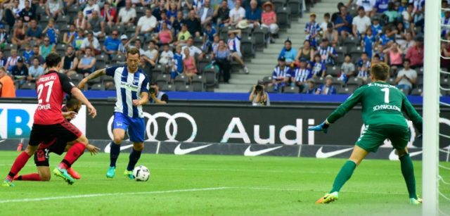 Berlin's forward Julian Schieber (3rd L) scores against Freiburg's midfielders Nicolas Hoe