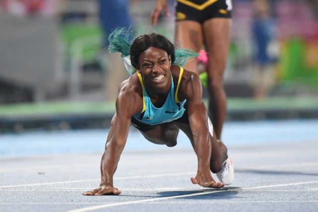 Shaunae Miller of the Bahamas snatched victory in the 400m with a desperate head-first div