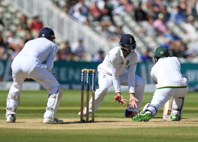 England's James Vince (2nd R) is unable to take this close catch to dismiss Pakistan's Sam