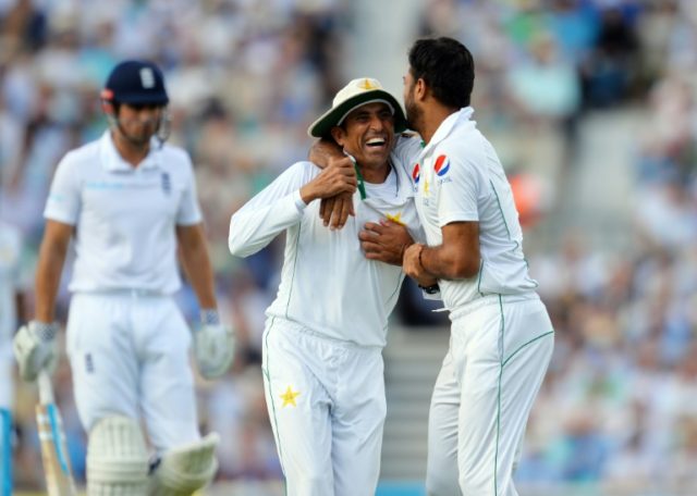 Pakistan's Wahab Riaz (R) celebrates with with Younis Khan after taking the wicket of Engl