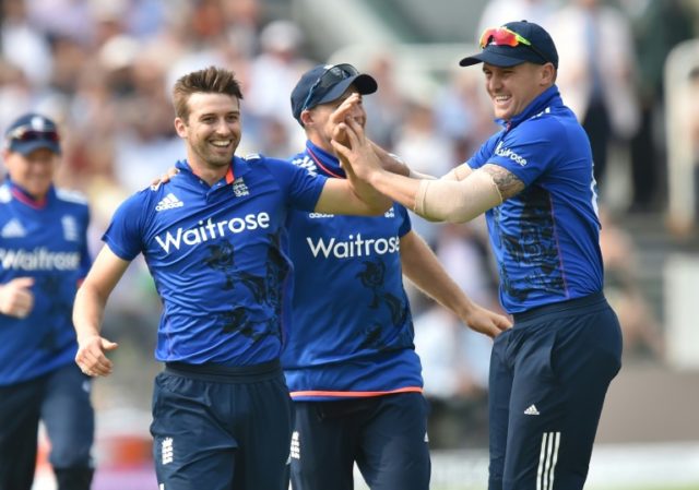 England's Mark Wood (L) celebrates with Joe Root and Jason Roy (R) after taking the wicket