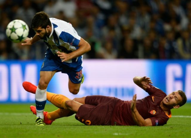 Porto's Brazilian defender Felipe (L) vies with AS Roma's Bosnian forward Edin Dzeko durin