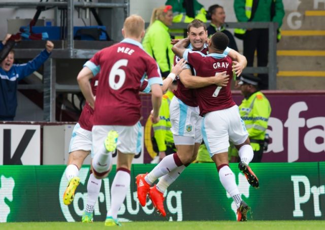 Burnley's striker Sam Vokes (2nd R) celebrates with teammates after scoring against Liverp