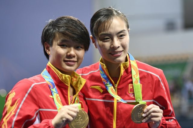 Gold medallists China's Wu Minxia (R) and Shi Tingmao pose after winning the women's synch