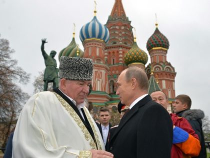Russian President Vladimir Putin (right) speaks with Mufti Ismail Berdiyev during a 2015 ceremony in Moscow