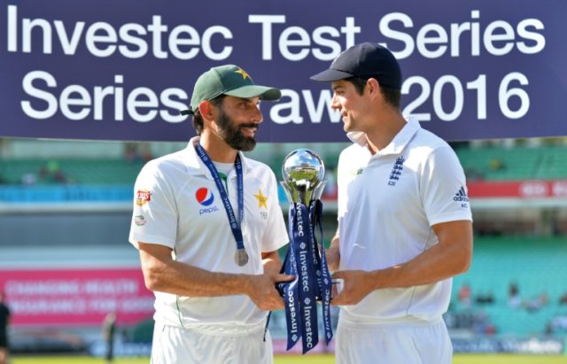 England's captain Alastair Cook (R) and Pakistan's captain Misbah-ul-Haq share the trophy