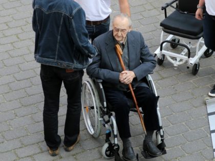 Former SS medic Hubert Zafke, 95, accused of aiding in 3,681 murders in Auschwitz in 1944, arrives for his trial on September 12, 2016 at the court in Neubrandenburg, northeastern Germany. / AFP / dpa / Bernd Wüstneck / Germany OUT (Photo credit should read BERND WUSTNECK/AFP/Getty Images)