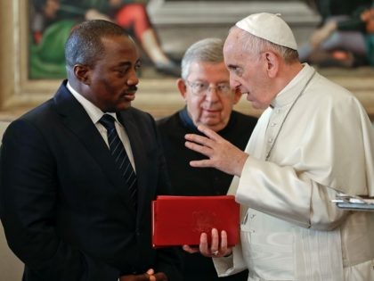 Pope Francis (R) talks with Democratic Republic of Congo's President Joseph Kabila du