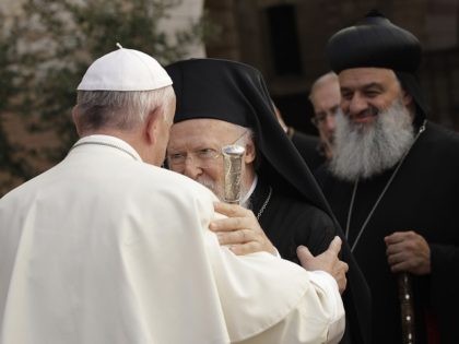 Pope Francis (L) greets Orthodox Patriarch of Constantinople Bartholomew I (C) upon arrival at the Saint Francis basilica in Assisi on September 20, 2016. Pope Francis denounced those who wage war in the name of God, as he met faith leaders and victims of war to discuss growing religious fanaticism …