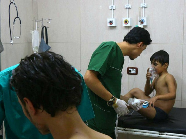 SYRIA, ALEPPO : Doctors treat Syrians suffering from breathing difficulties at a make-shif