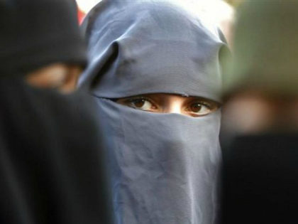 Protestors demonstrate against the ban on Muslim women wearing the burqa in public in The Hague, November 30, 2006. REUTERS/Toussaint Kluiters